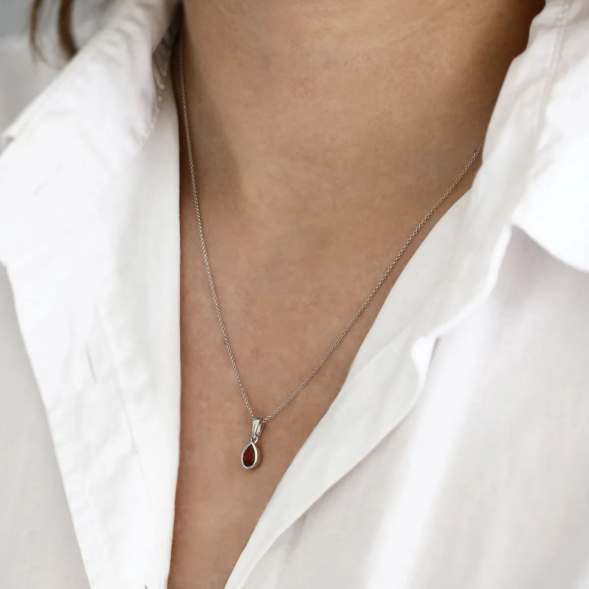 Bijou Collection 0.50ct Pear Cut Garnet Necklace | 9K White Gold