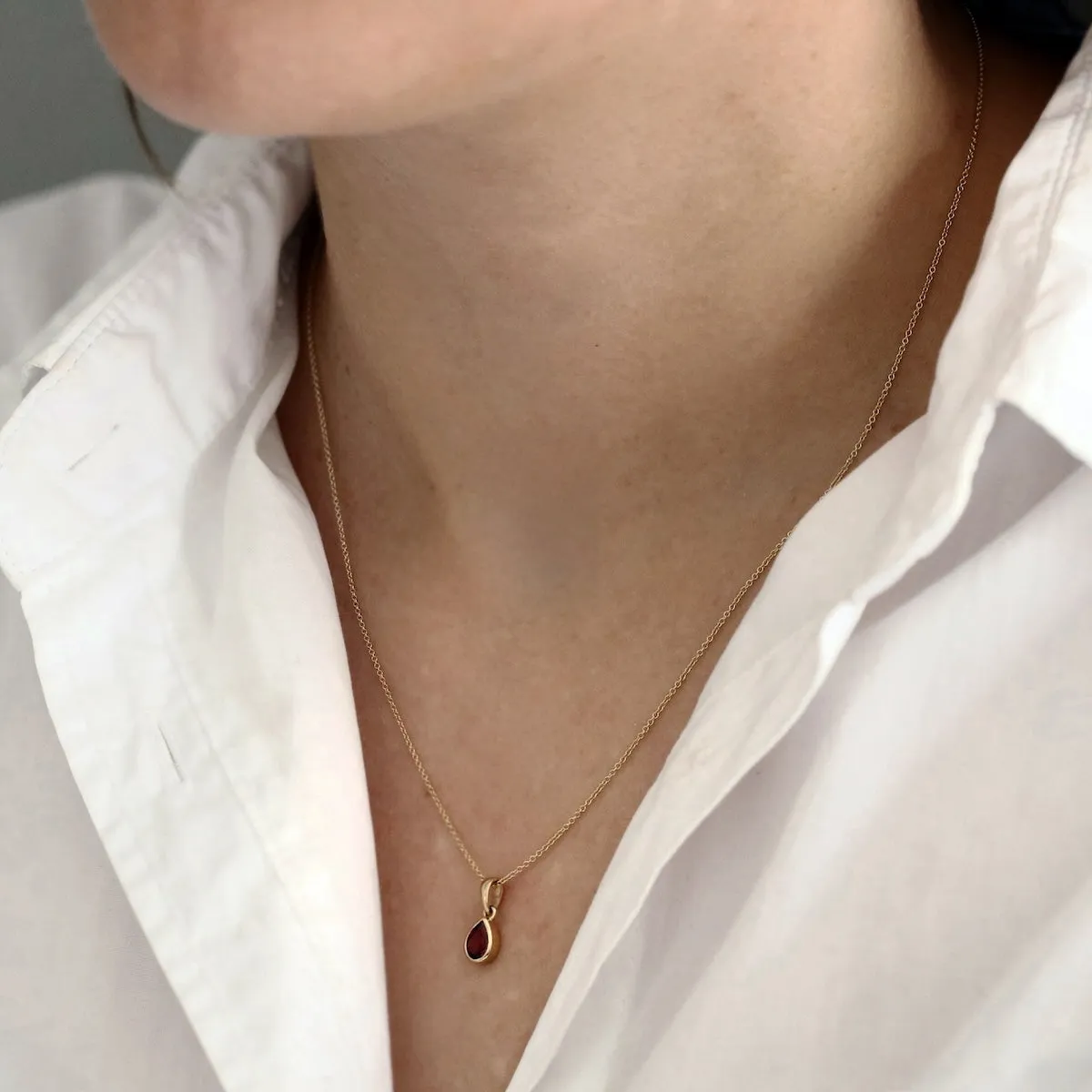 Bijou Collection 0.50ct Pear Cut Garnet Necklace | 9K Yellow Gold