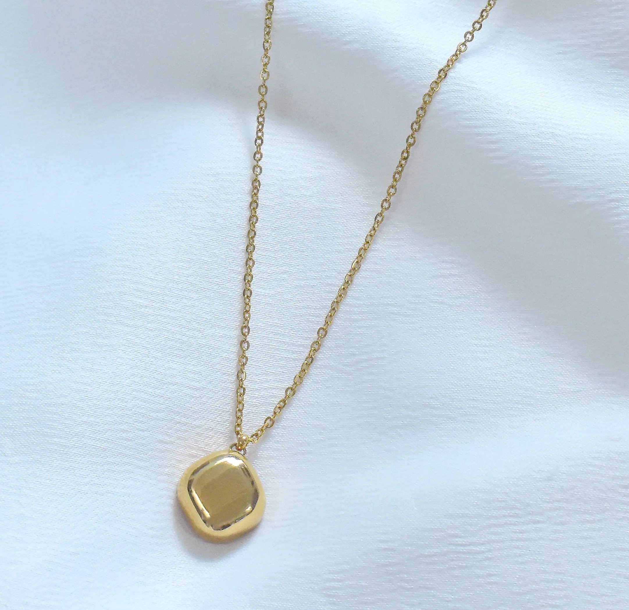 DESIREE GARNET BIRTHSTONE PENDANT NECKLACE - JANUARY