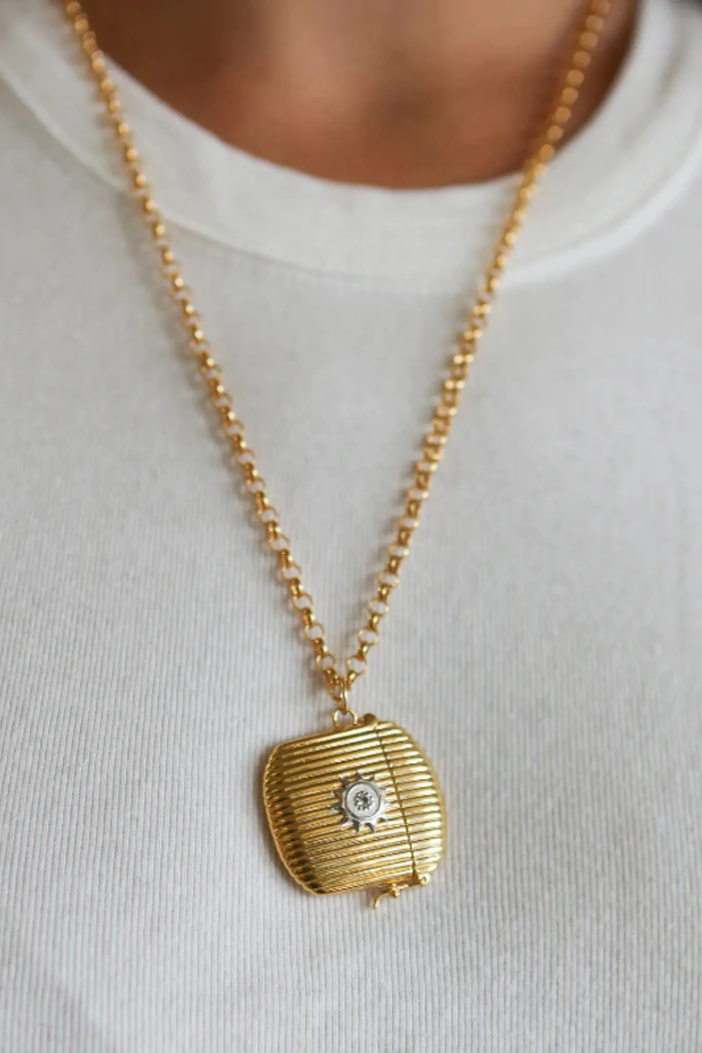 Ribbed Vesta Case Necklace